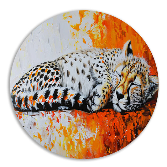 Slapende cheeta met kleurrijke oranje achtergrond aluminium muurcirkel
