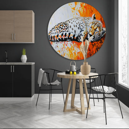 Slapende cheeta met kleurrijke oranje achtergrond aluminium muurcirkel