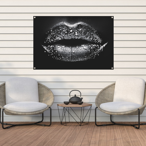 Close-up van glinsterende lippen in zwart en wit tuinposter