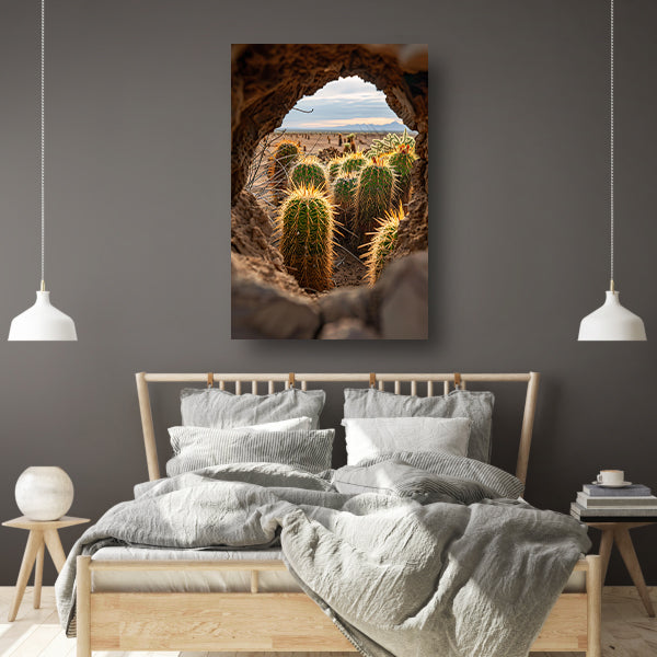 Cactussen door een natuurlijk venster canvas