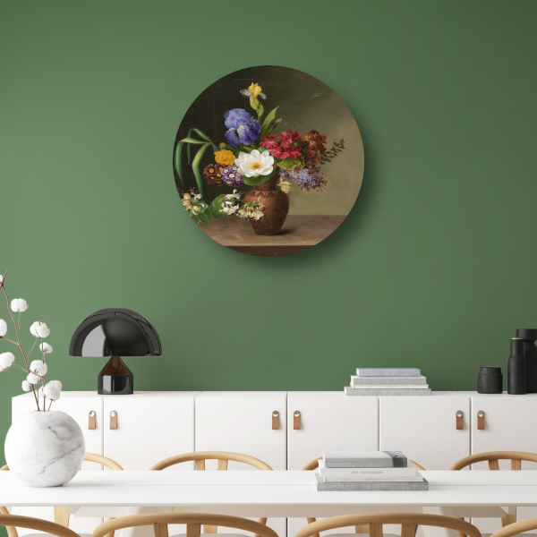 Vaas in Griekse stijl met iris, zuring en kamperfoelie - Hermania Neergaard aluminium muurcirkel