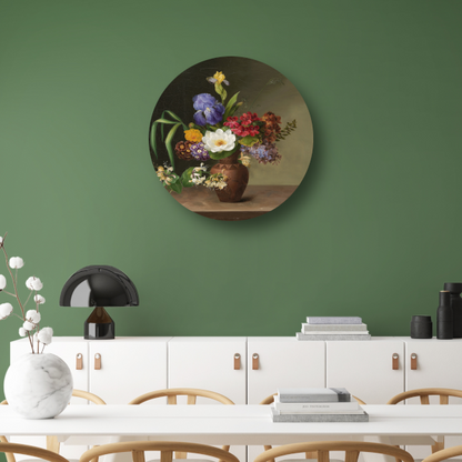 Vaas in Griekse stijl met iris, zuring en kamperfoelie - Hermania Neergaard aluminium muurcirkel