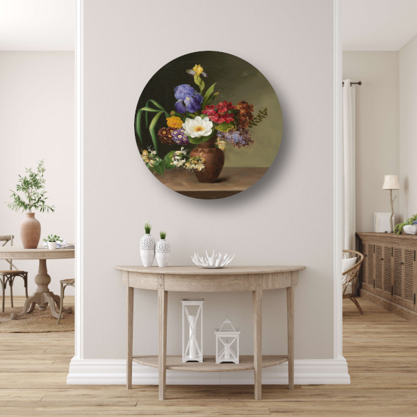 Vaas in Griekse stijl met iris, zuring en kamperfoelie - Hermania Neergaard aluminium muurcirkel