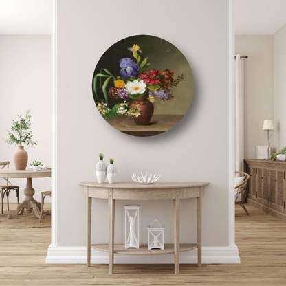 Vaas in Griekse stijl met iris, zuring en kamperfoelie - Hermania Neergaard aluminium muurcirkel