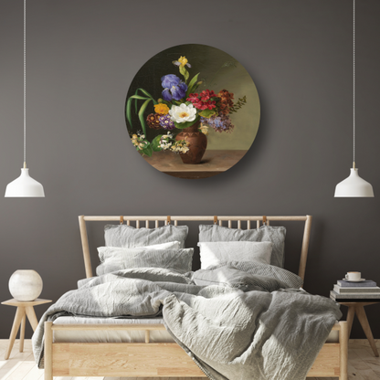 Vaas in Griekse stijl met iris, zuring en kamperfoelie - Hermania Neergaard aluminium muurcirkel