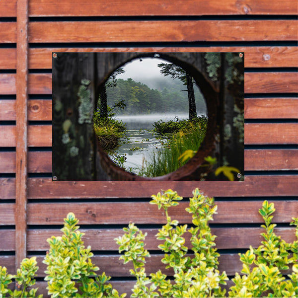 Mistig meer door een rond venster tuinposter