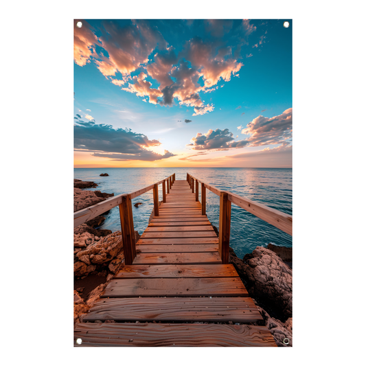 Houten steiger bij zonsondergang, rustgevend zeezicht tuinposter