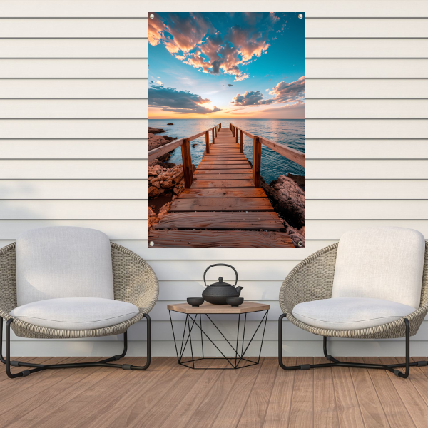 Houten steiger bij zonsondergang, rustgevend zeezicht tuinposter