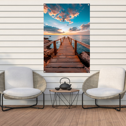 Houten steiger bij zonsondergang, rustgevend zeezicht tuinposter