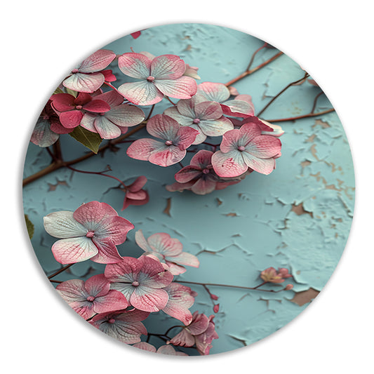 Roze bloemen tegen verweerde blauwe muur aluminium muurcirkel
