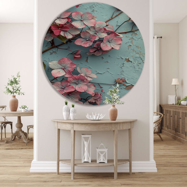 Roze bloemen tegen verweerde blauwe muur aluminium muurcirkel