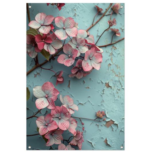 Roze bloemen tegen verweerde blauwe muur tuinposter