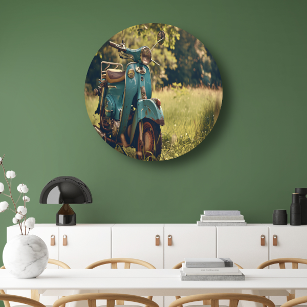 Minimalistische Scooter in Grasveld aluminium muurcirkel
