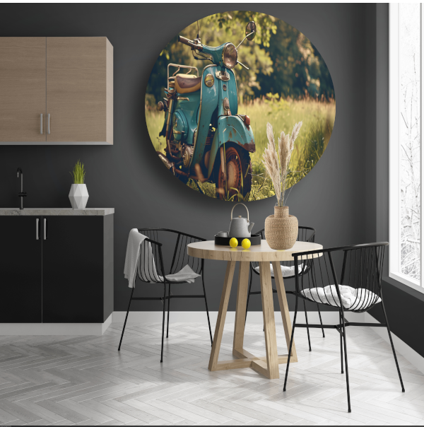 Minimalistische Scooter in Grasveld aluminium muurcirkel