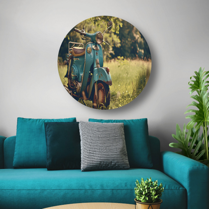 Minimalistische Scooter in Grasveld aluminium muurcirkel