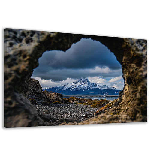Prachtig uitzicht op vulkaan door rotsopening canvas