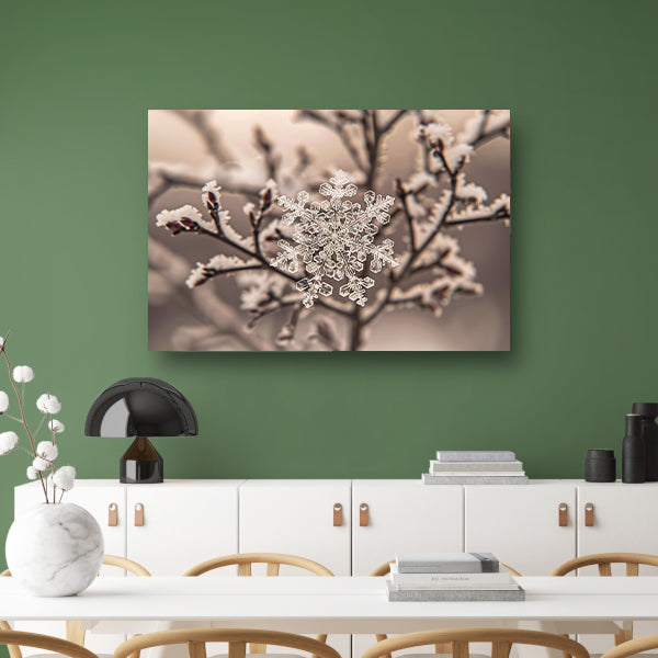 Macro-opname van een sneeuwvlok op takken poster