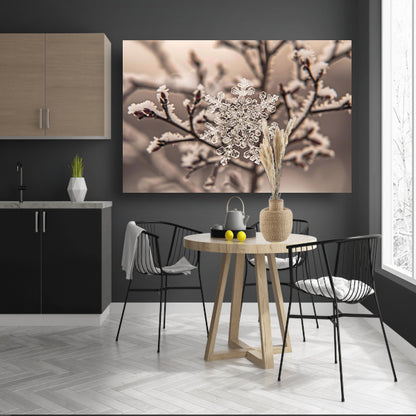 Macro-opname van een sneeuwvlok op takken poster