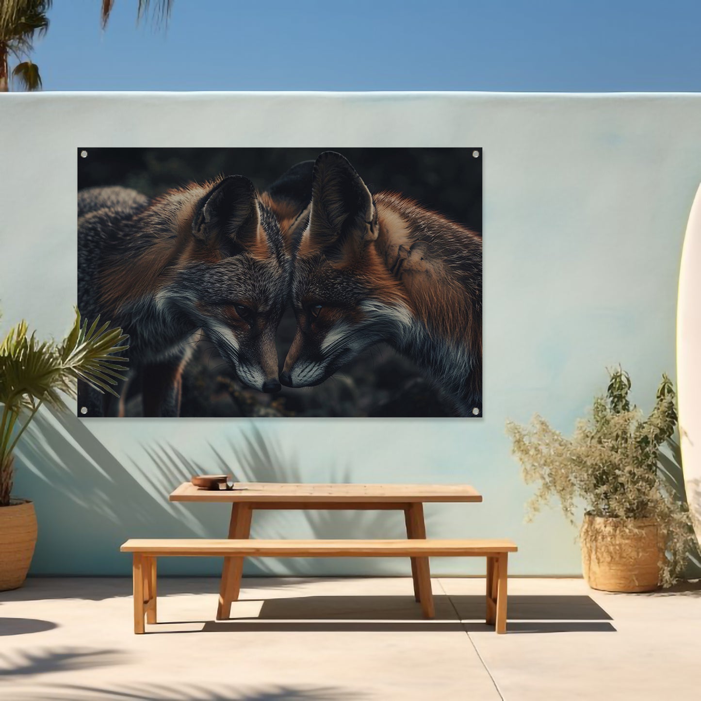 Twee vossen tegenover elkaar in donkere omgeving tuinposter