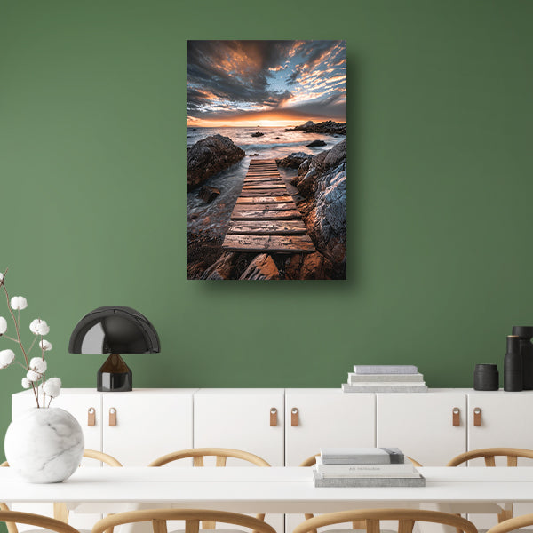 Houten Steiger Tegen Dramatische Zonsonderganghemel poster