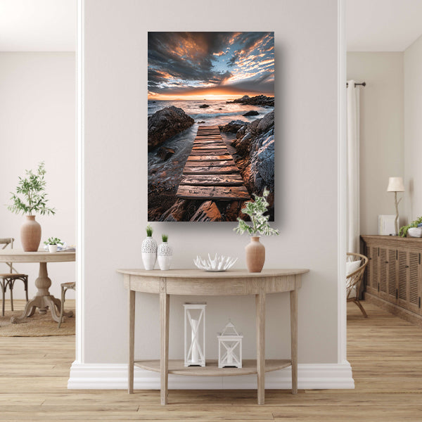 Houten Steiger Tegen Dramatische Zonsonderganghemel poster