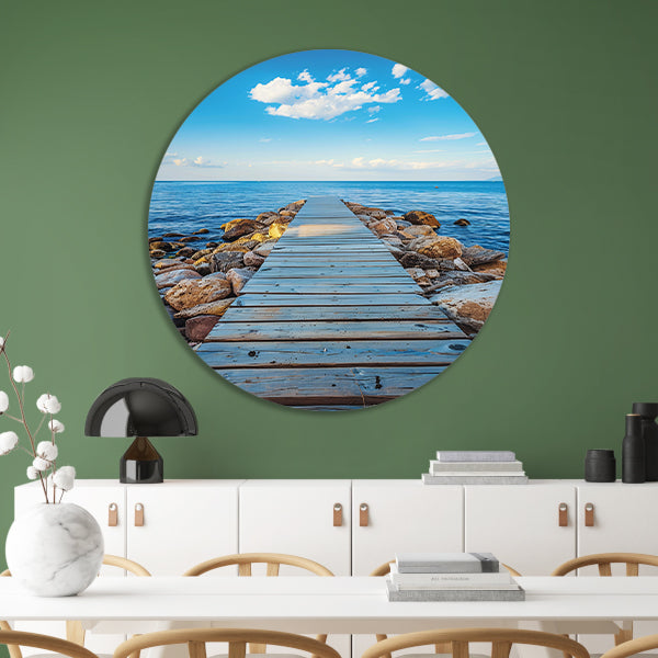 Houten steiger leidt naar serene blauwe zee aluminium muurcirkel