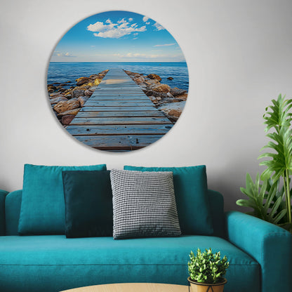 Houten steiger leidt naar serene blauwe zee aluminium muurcirkel