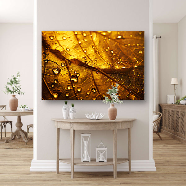 Waterdruppels op goudkleurig blad in detail canvas