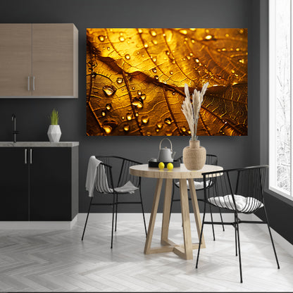 Waterdruppels op goudkleurig blad in detail canvas