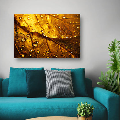 Waterdruppels op goudkleurig blad in detail canvas