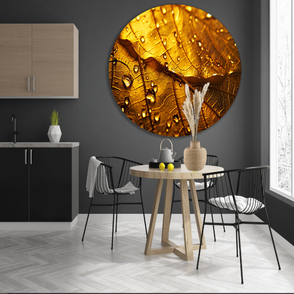 Waterdruppels op goudkleurig blad in detail aluminium muurcirkel