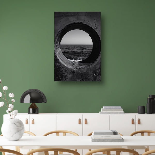 Monochroom zeegezicht door betonnen raam acrylglas