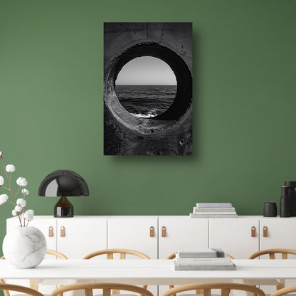 Monochroom zeegezicht door betonnen raam acrylglas