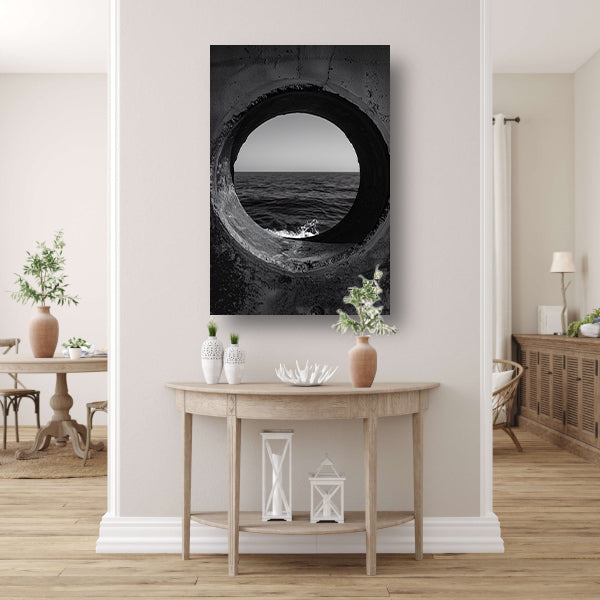 Monochroom zeegezicht door betonnen raam acrylglas
