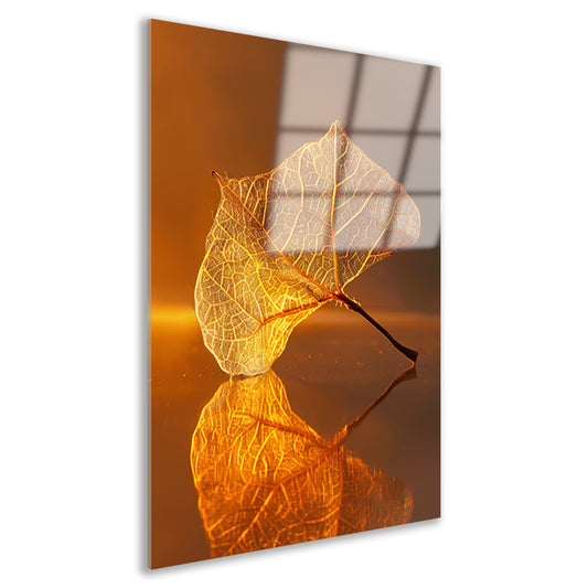 Gedetailleerde oranje blad met gouden reflectie acrylglas