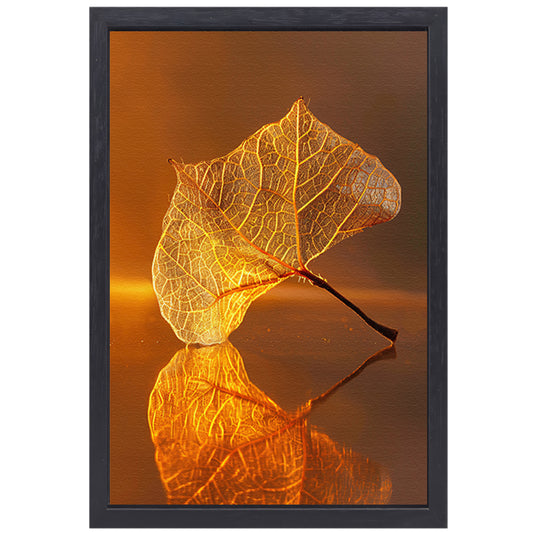 Gedetailleerde oranje blad met gouden reflectie canvas met baklijst