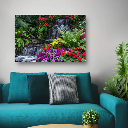Kleurrijke tuin met waterval en diverse bloemen poster