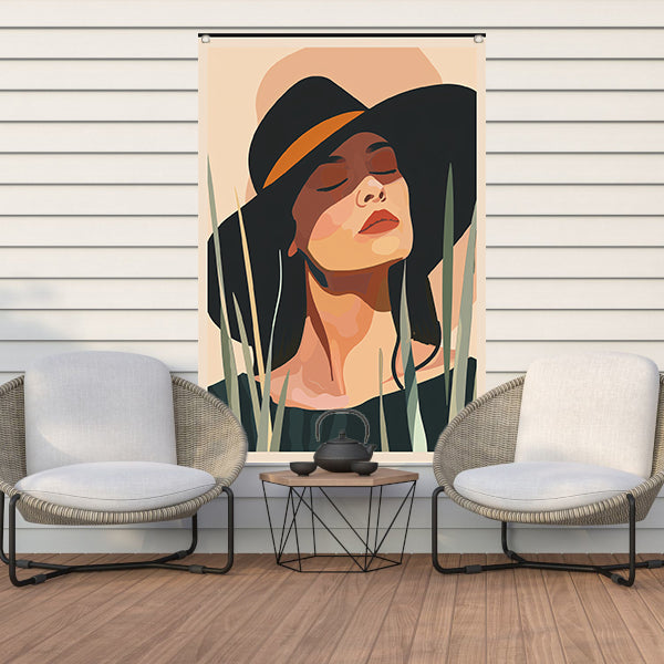 Ontspannen vrouw met hoed onder zon tuinposter