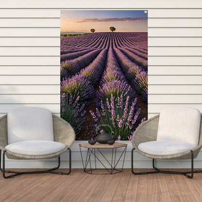 Uitgestrekt lavendelveld bij zonsondergang tuinposter