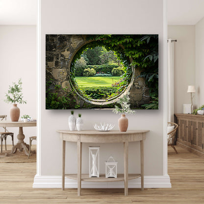 Weelderige tuin gezien door een oude stenen boog acrylglas