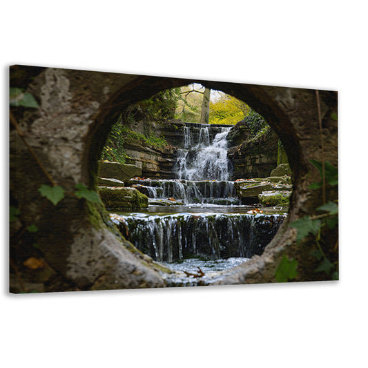 Waterval door een stenen opening gezien   canvas