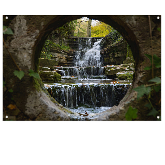 Waterval door een stenen opening gezien   tuinposter