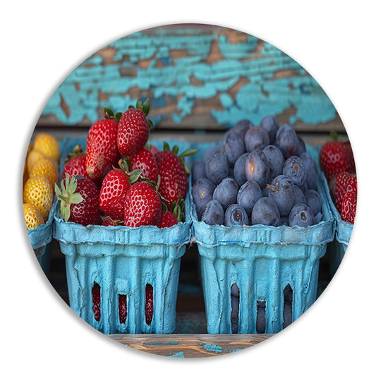 Kleurrijk fruitschaal met aardbeien en blauwe bessen aluminium muurcirkel