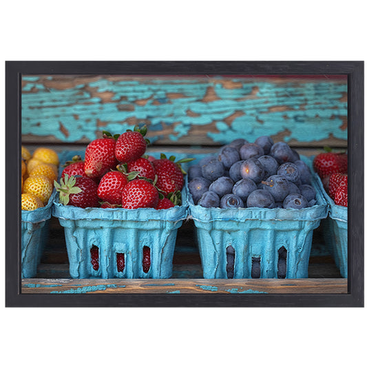 Kleurrijk fruitschaal met aardbeien en blauwe bessen canvas met baklijst