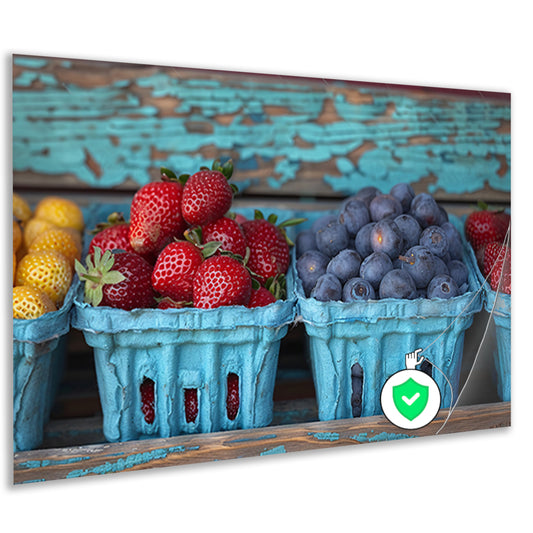 Kleurrijk fruitschaal met aardbeien en blauwe bessen poster