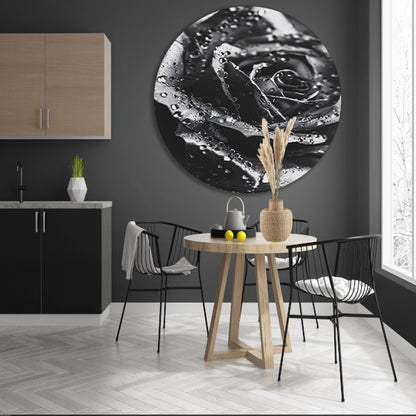 Zwart-witte roos met dauwdruppels close-up aluminium muurcirkel