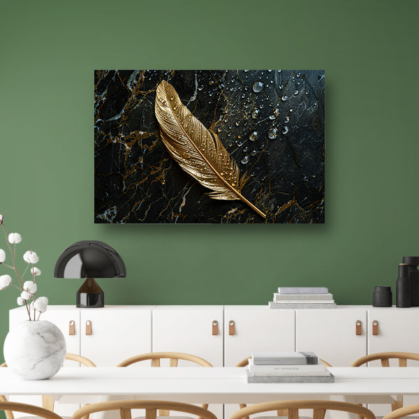 Gouden veer met waterdruppels op donker marmer acrylglas