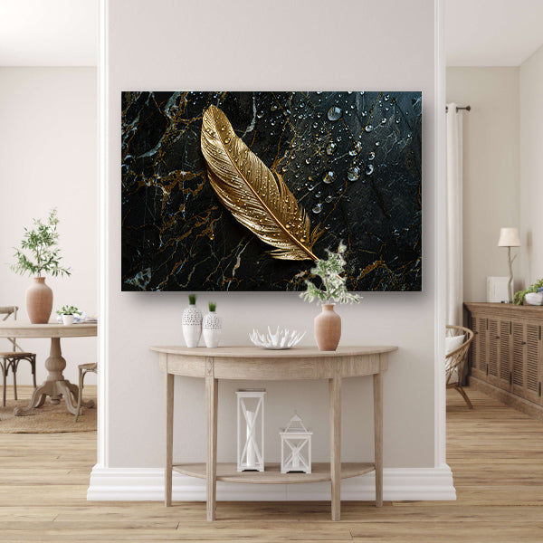 Gouden veer met waterdruppels op donker marmer acrylglas