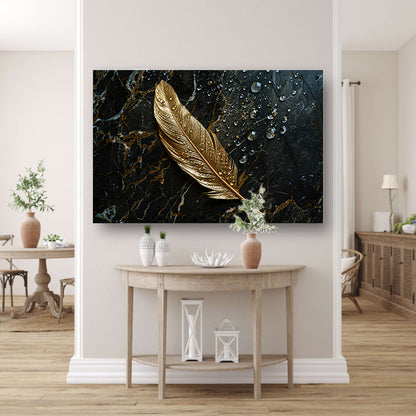 Gouden veer met waterdruppels op donker marmer acrylglas