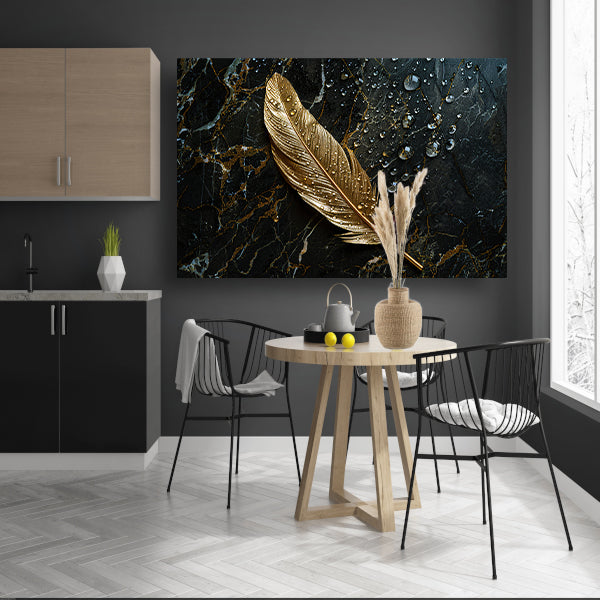 Gouden veer met waterdruppels op donker marmer acrylglas
